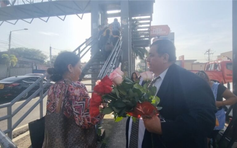 EDEM S.A DE C.V entrega rosas a peatones en conmemoración del Día Mundial del Peatón el 17 de agosto